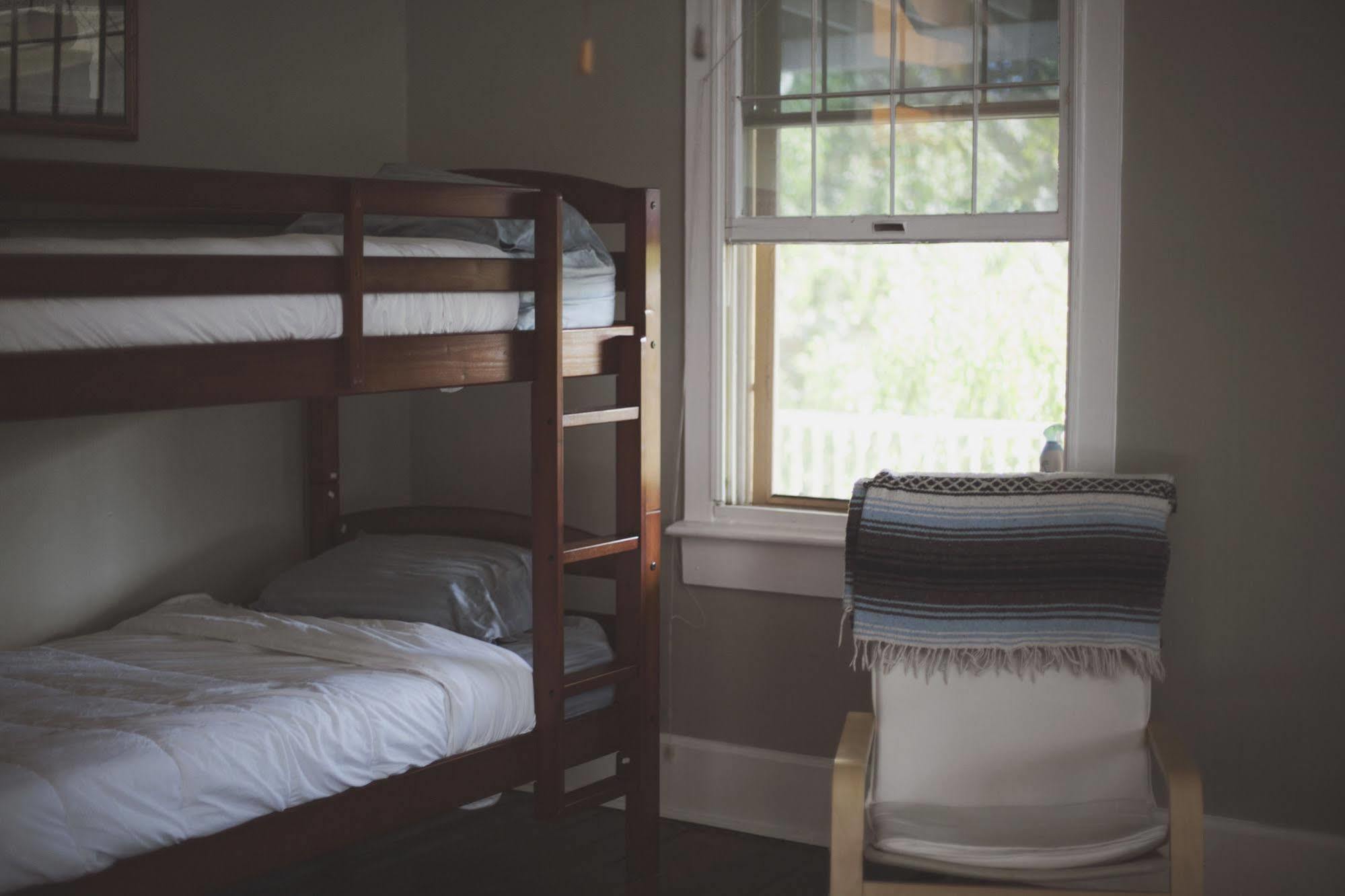 Hk Austin Hostel Екстериор снимка